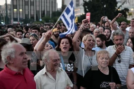 Người dân Hy Lạp tuần hành phản đối chính sách khắc khổ trước tòa nhà Quốc hội ở Athens ngày 29/6. (Ảnh: AFP/TTXVN)