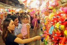 Người dân tham quan, mua sắm đèn lồng tại đường Phú Định, Quận 5. (Ảnh: An Hiếu/TTXVN)