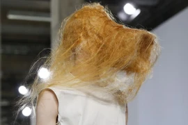 Nhà thiết kế người Mỹ Rick Owens giới thiệu mẫu "ống tóc". (Ảnh: AFP)