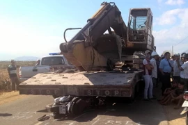 Xe container cán tiếp qua người nạn nhân sau khi gây tai nạn 