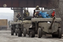 Các bên giao tranh tại miền Đông Ukraine tiếp tục rút vũ khí 