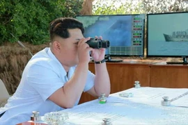 Nhà lãnh đạo Triều Tiên Kim Jong-un theo dõi một vụ bắn thử tên lửa chống hạm. (Ảnh: Yonhap/TTXVN)
