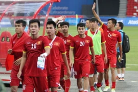 Các cầu thủ Việt Nam đến đường piste cảm ơn các VĐV đã đồng hành cùng từ trận đấu đần tiên. (Ảnh: Quốc Khánh/TTXVN)