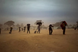 Người dân đi qua biên giới Ai Cập-Libya 1/8/2015. (Ảnh: AP)