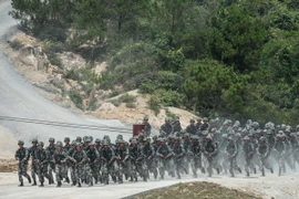 Binh sĩ PLA tham gia diễn tập. (Ảnh: THX/TTXVN)