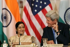 Ngoại trưởng Mỹ John Kerry (phải) và Ngoại trưởng Ấn Độ Sushma Swaraj tại Đối thoại chiến lược và thương mại Mỹ- Ấn Độ ở thủ đô Washington ngày 22/9. (Ảnh: Reuters/TTXVN)