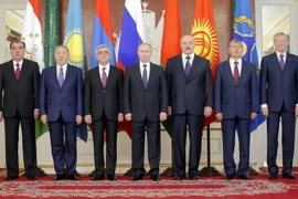 Tổng thống Nga Vladimir Putin (giữa) và Tổng thống các nước thành viên CSTO gồm Armenia, Belarus, Kazakhstan, Kyrgyzstan và Tajikistan tại một phiên họp của tổ chức này. (Ảnh: AFP/TTXVN)
