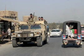 Lực lượng an ninh Afghanistan được triển khai tại tỉnh Kunduz sau cuộc tấn công của Taliban. (Ảnh: Reuter/TTXVN)