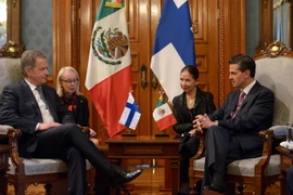 Tổng thống Mexico Enrique Pena Nieto (phải) có cuộc gặp với Tổng thống Phần Lan Sauli Niinisto (trái) đang trong chuyến thăm chính Mexico. (Ảnh: AFP/TTXVN)