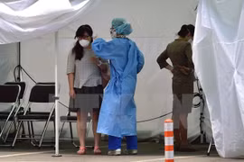 Nhân viên y tế kiểm tra thân nhiệt hành khách tại Bệnh viện Trường Đại học Konkuk ở Seoul, Hàn Quốc. (Nguồn: AFP/TTXVN)
