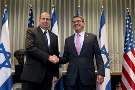 Bộ trưởng Quốc phòng Mỹ Ashton Carter (trái) hội đàm với người đồng nhiệm nước chủ nhà Moshe Yaalon tại Tel Aviv. (Ảnh: AFP/TTXVN)
