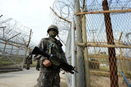 Binh sỹ Hàn Quốc canh gác ở phía nam khu phi quân sự (DMZ). (Ảnh: AFP/TTXVN)