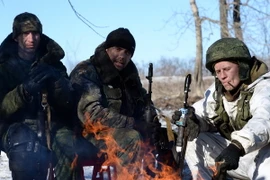 Quân ly khai sưởi ấm trong phút nghỉ ngơi sau một trận đánh tại mặt trận Debaltseve ngày 17/2. (Ảnh: AFP/TTXVN)