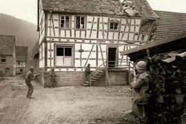 Quân Mỹ truy tìm các tay súng bắn tỉa ẩn nấp ở Bobenthal, Đức. (Ảnh: Argunners)