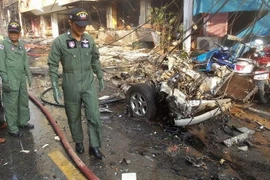 Lực lượng cứu hộ Thái Lan làm việc tại hiện trường vụ nổ bom tại Yala ngày 25/7/2014. (Ảnh: AFP/TTXVN)