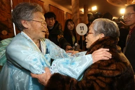 Một cuộc đoàn tụ gia đình bị ly tán trong Chiến tranh Triều Tiên. (Ảnh: Yonhap/TTXVN)