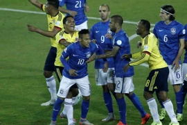 Neymar lĩnh thẻ đỏ ở phút cuối trận gặp Colombia. (Nguồn: AP)