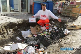 Bác sỹ nổi tiếng khắp Italy vì sở thích chụp ảnh bên "hố tử thần"