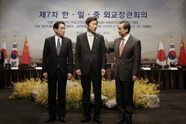 Cuộc gặp ba bên giữa Ngoại trưởng Hàn Quốc-Trung Quốc-Nhật Bản ngày 21/3/2015. (Ảnh: AFP/TTXVN)