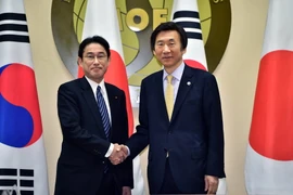 Ngoại trưởng Hàn Quốc Yun Byung Se (phải) và người đồng cấp Nhật Bản Fumio Kishida trong một cuộc gặp ngày 21/3. (Ảnh: AFP/TTXVN)