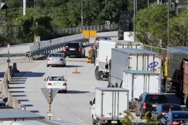 Xe ôtô của Hàn Quốc qua thành phố Paju, tỉnh Gyeonggi tới khu công nghiệp chung Kaesong. (Ảnh: AFP/TTXVN)