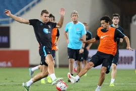 Tiền đạo Edin Dzeko (trái) và Jesus Navas. (Ảnh: Quốc Khánh/TTXVN) 