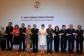 Các Bộ trưởng Kinh tế ASEAN và Bộ trưởng Thương mại quốc tế Canada (giữa, váy trắng). (Ảnh: Kim Dung/Vietnam+)