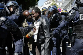 Cảnh sát Pháp dẹp bỏ một loạt lều trại của người nhập cư ở Paris hồi đầu tuần. (Ảnh: AFP)