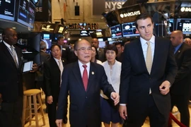 Chủ tịch Quốc hội Nguyễn Sinh Hùng thăm Thị trường chứng khoán New York. (Ảnh: TTXVN)