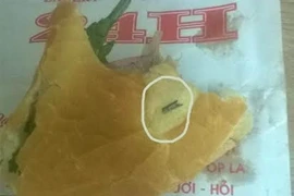 Chiếc bánh mì có dao lam mà bà Nguyễn Thị Bích Hương ăn phải. (Ảnh: Đặng Tuấn/Vietnam+)