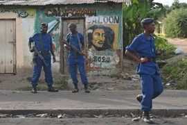 Lực lượng an ninh Burundi tuần tra duy trì an ninh tại khu vực người biểu tình phản đối Tổng thống ở thủ đô Bujumbura ngày 2/6. (Ảnh: AFP/ TTXVN)