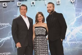 Emilia Clark rạng rỡ bên cạnh Arnold Schwarzenegger trong buổi ra mặt phim Terminator: Genisys tại Berlin. (Nguồn: Berlin Premiere)