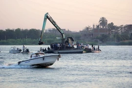 Nhân viên cứu hộ tìm kiếm nạn nhân mất tích trong vụ chìm phà. (Ảnh: AFP/TTXVN)