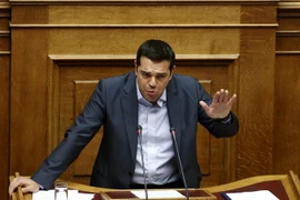  Thủ tướng Hy Lạp Alexis Tsipras tại phiên họp Quốc hội ở thủ đô Athens ngày 14/8. (Ảnh: AFP/TTXVN)