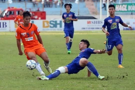 Cầu thủ hai dội tranh bóng quyết liệt. (Ảnh: Lê Lâm/TTXVN)