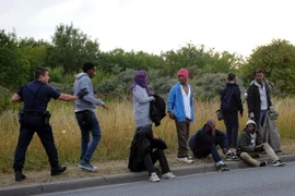 Người nhập cư tại khu vực cảng Calais, miền bắc Pháp ngày 3/8. (Ảnh: AFP/TTXVN)