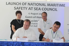 Lễ ký MOU về phát triển và thử nghiệm công nghệ phân tích giúp cải thiện hoạt động vận hành cảng biển Singapore. (Ảnh: Việt Hải, Lê Hải/Vietnam+)