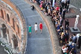 Quang cảnh buổi diễn thời trang của các thương hiệu Thuy Design House và Chula tại di tích cổ Mercato di Traiano của thủ đô Rome. (Ảnh: Anh Ngọc/Vietnam+)