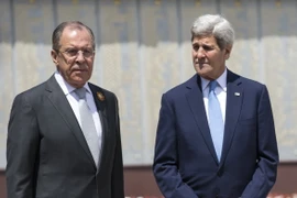 Ngoại trưởng Nga Sergey Lavrov (trái) và Ngoại trưởng John Kerry (phải). (Ảnh: AFP/TTXVN)