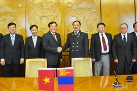 Viện trưởng Viện Kiểm sát nhân dân tối cao Nguyễn Hòa Bình và Viện trưởng Viện Kiểm sát tối cao Mông Cổ M.Enkh-Amgalan tại lễ ký kết hợp tác. (Ảnh: Tường Thu/TTXVN)