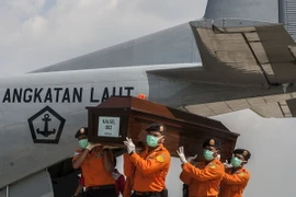 Hai gia đình nạn nhân của QZ8501 đã được nhận tiền bảo hiểm