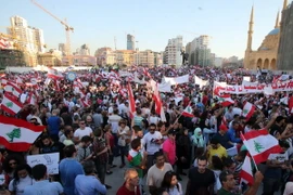 Hàng nghìn người từ khắp Liban đổ về ở trung tâm thủ đô Beirut để tham gia cuộc biểu tình. (Ảnh: AFP/TTXVN)