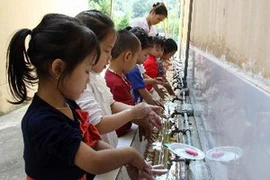 Học sinh mẫu giáo rửa tay bằng xà phòng trước khi ăn. (Ảnh: Quý Trung/TTXVN)