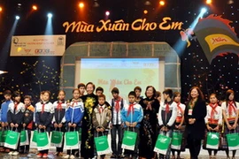 Phó Chủ tịch nước Nguyễn Thị Doan đến dự và trao quà tết cho trẻ em có hoàn cảnh khó khăn. (Ảnh: TTXVN)