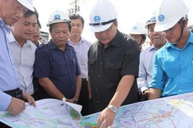 Phó Thủ tướng Hoàng Trung Hải xem bản đồ quy hoạch dự án. (Ảnh: Lê Tuấn/TTXVN) 