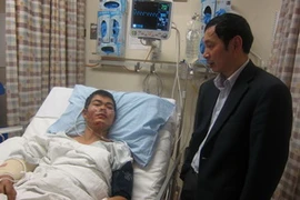 Đại diện Đại sứ quán Việt Nam tại New Zealand thăm hỏi, động viên các thuyền viên Việt Nam tại bệnh viện Christchurch. (Ảnh: TTXVN)