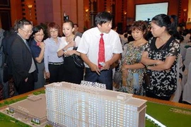 Các đại biểu tham quan mô hình Trung tâm Văn hóa, thương mại và khách sạn Hà Nội-Mátxcơva đang được xây dựng tại Thủ đô Mátxcơva. (Ảnh: Danh Lam/TTXVN)