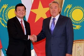 Tổng thống Nursultan Nazarbayev đón Chủ tịch nước Trương Tấn Sang tại Dinh Tổng thống. (Ảnh: Nguyễn Khang/TTXVN)