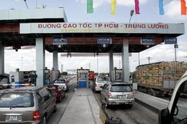 Các phương tiện lưu thông qua trạm thu phí. (Ảnh: Hoàng Hải/TTXVN)