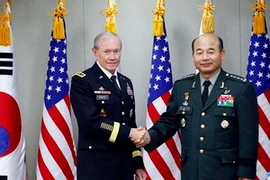 Chủ tịch Hội đồng Tham mưu trưởng liên quân Mỹ Martin Dempsey và người đồng cấp Hàn Quốc Jung Seung-jo. (Ảnh: AP)